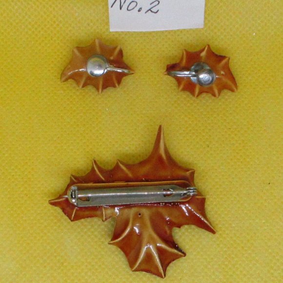 NO 2 VTG Celluloid Holly Berry Christmas Pin Brooch & Matching Holly Berry Chris - Picture 10 of 10